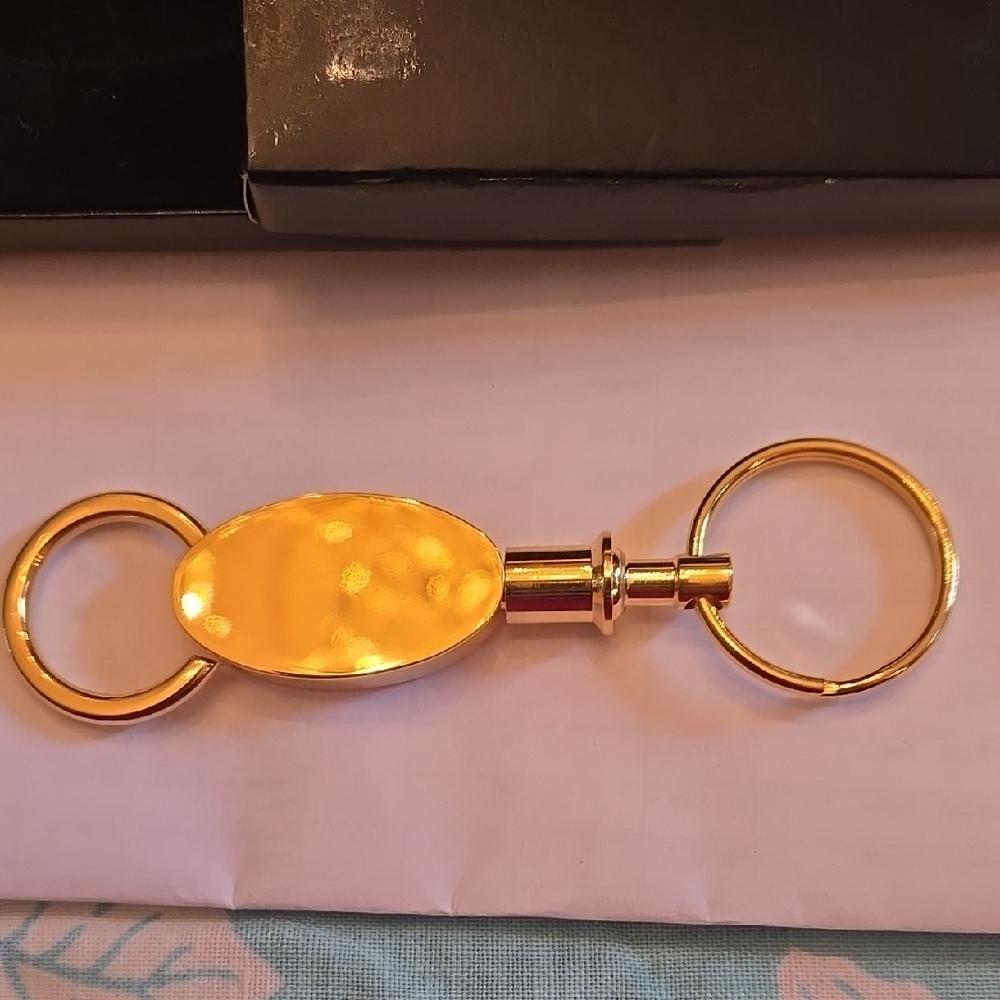 Gold Color Keychain - Picture 4 of 5